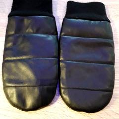 Rukavice, jak nahlášeno EBS Tramplein pomocí iLost