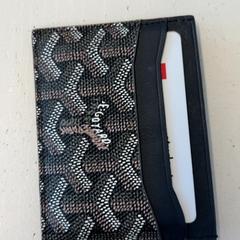 Peňaženka Ova, ako bolo nahlásené GVB pomocou iLost