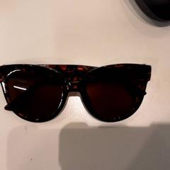 Occhiali da sole, come riportato da LUMC utilizzando iLost