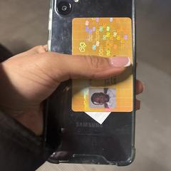 Donkerblauwe samsung mobiel, segundo informou a iLost