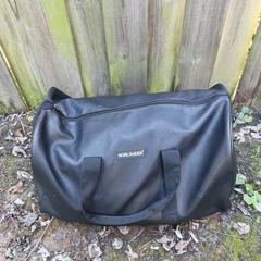 Zwarte sporttas (merk Norländer), amint azt az iLostnak jelentették.