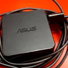 Laptop oplader, zoals gemeld door UvA REC met iLost