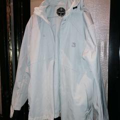 Veste grey, a été signalé par The Dominican utilisant iLost