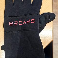 Gloves, as reported by TU/e - Receptie Traverse using iLost