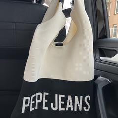 Zwart met witte schoudertas merk Pepe jeans, iLost에 보고됨