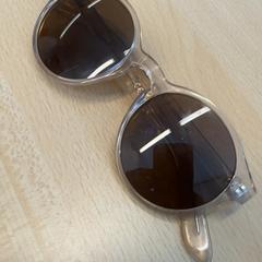 Des lunettes de soleil, a été signalé par Down The Rabbit Hole utilisant iLost