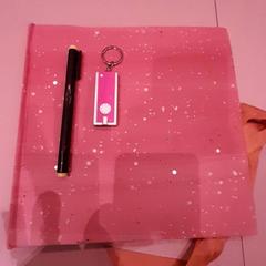 Libro Roze met stift en een hanger, come riportato da Van der Valk Hotel Schiphol utilizzando iLost