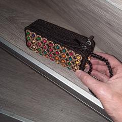 Brillentasje met kralen en  ril, amint azt az iLostnak jelentették.