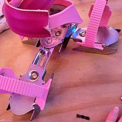 زلاجات تزلج على الجليد Roze glij ijzers، كما تم الإبلاغ عنه بواسطة Schaatsbaan Rotterdam عبر iLost