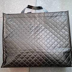 Tas met kleding, amint azt Ziekenhuis Oost-Limburg az iLost segítségével jelentette.