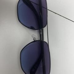 Sonnenbrille paars en blauw getint, gemeldet von Pathé Ypenburg über iLost