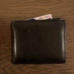 Black wallet, from M. Mihretab, som rapporterats till iLost