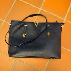 ハンドバッグ blauw がiLostで Stad Peer によって報告されました