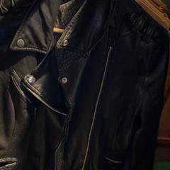 السترة black leather، كما تم الإبلاغ عنه بواسطة Club Nyx/Exit Café عبر iLost