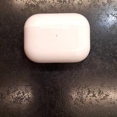 Draadloze oortjes in houder, som rapportert av Rotterdam The Hague Airport ved bruk av iLost