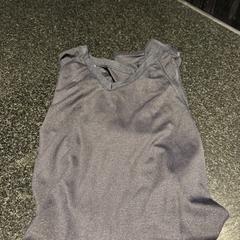 T shirt zwart, amint azt Hotel Van der Valk Harderwijk op de Veluwe az iLost segítségével jelentette.