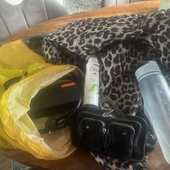 Jumbo tas een jas, tasje, fles,  batterij en deo, iLost'a bildirildiği gibi
