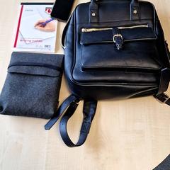 Kézitáska Met koptelefoon en telefoon, amint azt Gemeente Roermond az iLost segítségével jelentette.