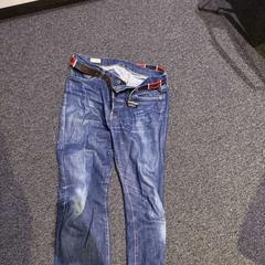 Pantaloni di denim blauw, come riportato da Haven Hotel Rotterdam utilizzando iLost