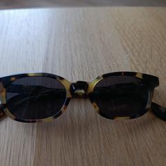 Zonnebril, segundo informou a iLost