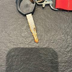 Clé met rode lint, a été signalé par Gemeente Zonhoven utilisant iLost