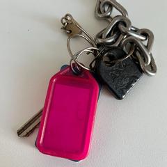 Kulcstartó met roze label, amint azt Gemeente Noordwijk az iLost segítségével jelentette.