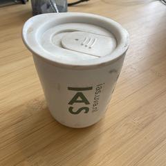 White Reusable Coffee Cup with IAS UvA Logo, zoals gemeld door Best Kept Secret 2025 met iLost