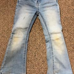 Pantaloni, come riportato da Burgers' Zoo utilizzando iLost