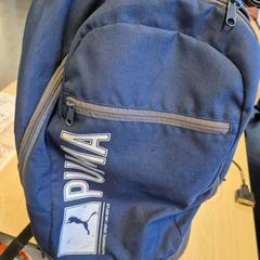 Hátizsák blauw PUMA, amint azt Connexxion Zeeland az iLost segítségével jelentette.