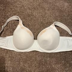 Soutien-gorge Wit, a été signalé par Van der Valk Hotel Apeldoorn - De Cantharel utilisant iLost