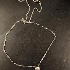 Silver chain with a small stone, som rapportert til iLost