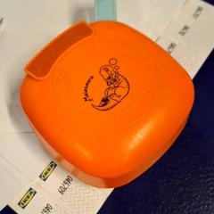 Enceinte bluetooth orange, como reportado por IKEA Grenoble utilizando o iLost