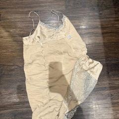 Gaueko soinekoa beige, gisa salatu by Van der Valk Hotel Veenendaal iLost erabiliz