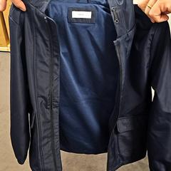 İLost kullanarak Koninklijk Theater Carré tarafından bildirildiği gibi Jas Donker blauw