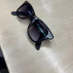 Des lunettes de soleil rayban havana, a été signalé par IKEA Zaventem utilisant iLost