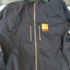 의류 Zwarte jas, iLost를 사용하여 Regio Limburg - Leuven에 보고됨