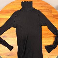 Košile T-shirt, zwart, met col, jak nahlášeno Universiteitsbibliotheek Universiteitskwartier pomocí iLost