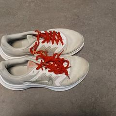 Vêtements - Sportschoenen, a été signalé par Regio Oost-Vlaanderen utilisant iLost