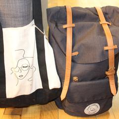 sac à dos noir en toile avec lanières marron, gerapporteerd met iLost