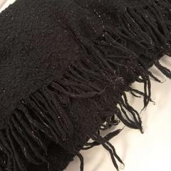 Xal zwarte sjaal met glitter, segons ha informat HU Amersfoort mitjançant iLost