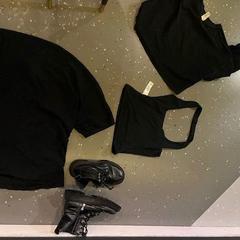 Ropa & Zapatos BLACK, ha sido reportado por Room Mate Bruno con iLost