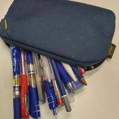 Etui blauw met pennen, gemeldet von Universiteitsbibliotheek Universiteitskwartier über iLost