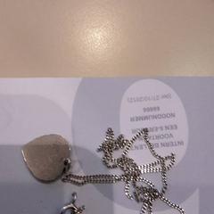 Ketting met bedel zilvereb n met hartje, zoals gemeld door LUMC met iLost