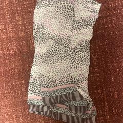 Bufanda purple, pink and grey scarf, segundo informou ibis Styles Rotterdam Ahoy usando iLost