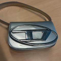Borsa da donna, come riportato da RET utilizzando iLost