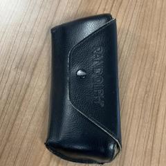 안경이 있는 안경 케이스, iLost를 사용하여 Connexxion Amstelland-Meerlanden Schiphol Zuid에 보고됨