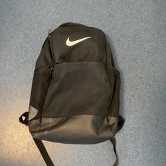 حقائب الظهر والحقائب النهارية، كما تم الإبلاغ عنه بواسطة Breng Arnhem عبر iLost