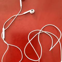 Słuchawki Weiß mit Kabel für iPhone, zgłoszono przez MEININGER Hotel Berlin Alexanderplatz przy użyciu iLost