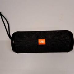 Mluvčí Zwart JBL, jak nahlášeno Hotel Theater FIGI pomocí iLost