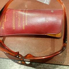 Etui à lunettes avec lunettes bordeaux, a été signalé par TCL utilisant iLost